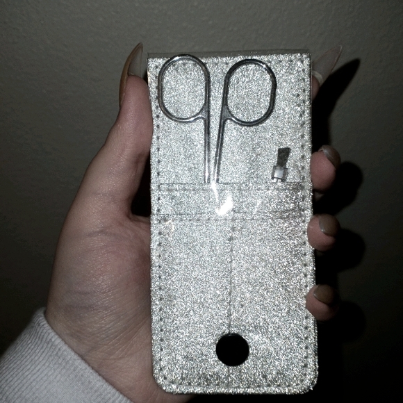 scissors and tweezers with silver packaging - Picture 1 of 2